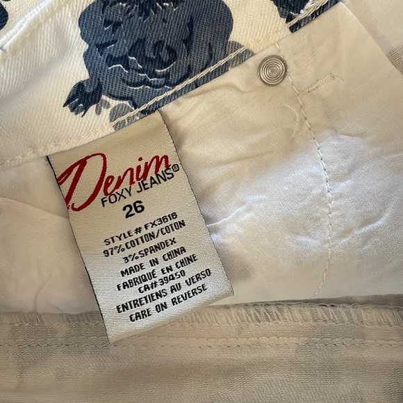 Blue and White Floral Print Denim Shorts Size 26 by Foxy Denim Jeans - Picture 4 of 5